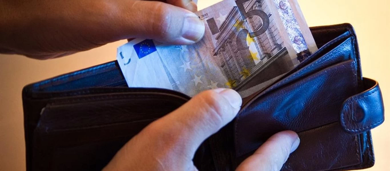 Αυτά είναι όλα τα πιθανά σενάρια για τον νέο κατώτατο μισθό - Τα επιδόματα που θα αυξηθούν
